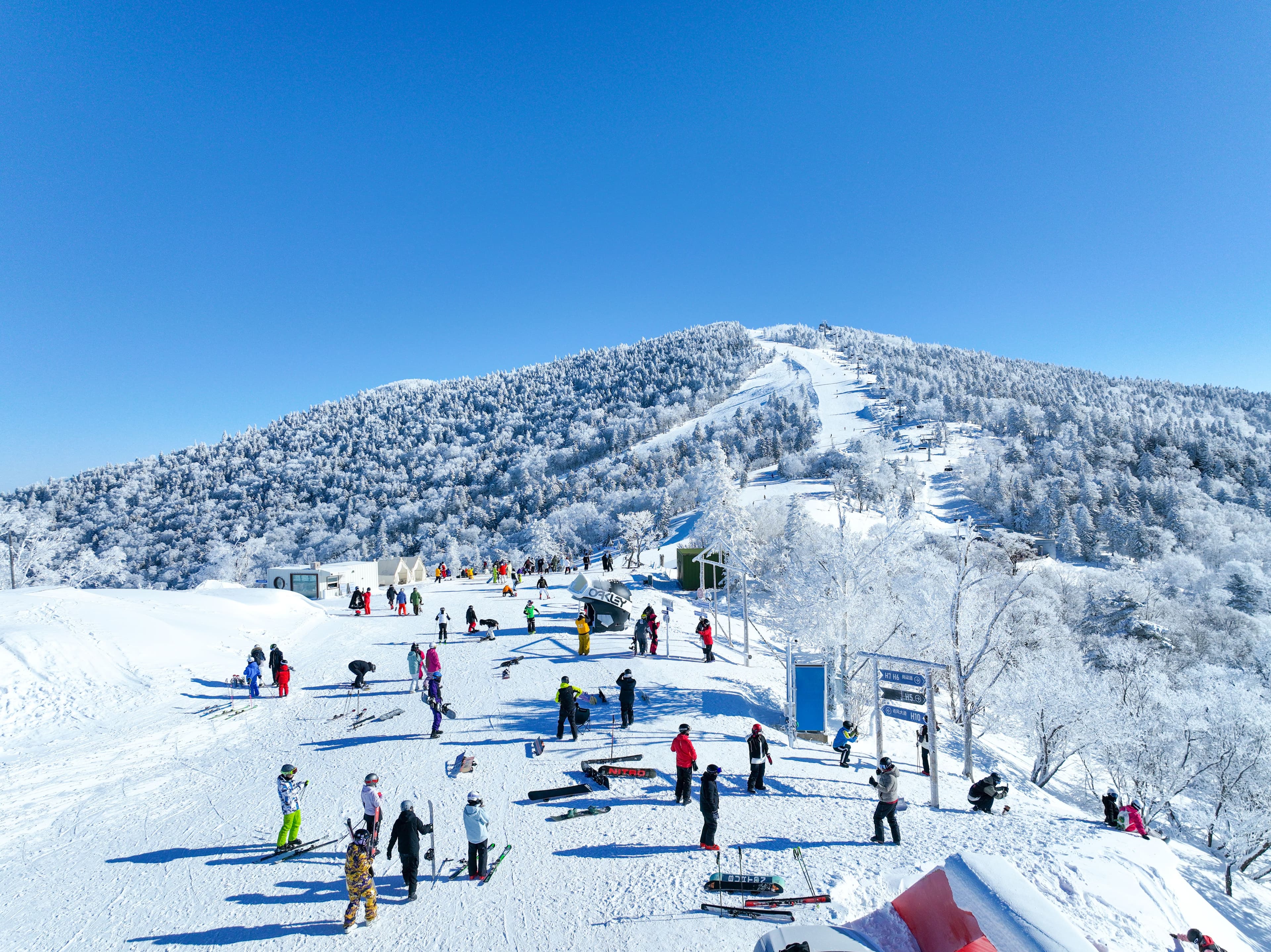Transfer to ski resort for first ski run and warm-up. — 2