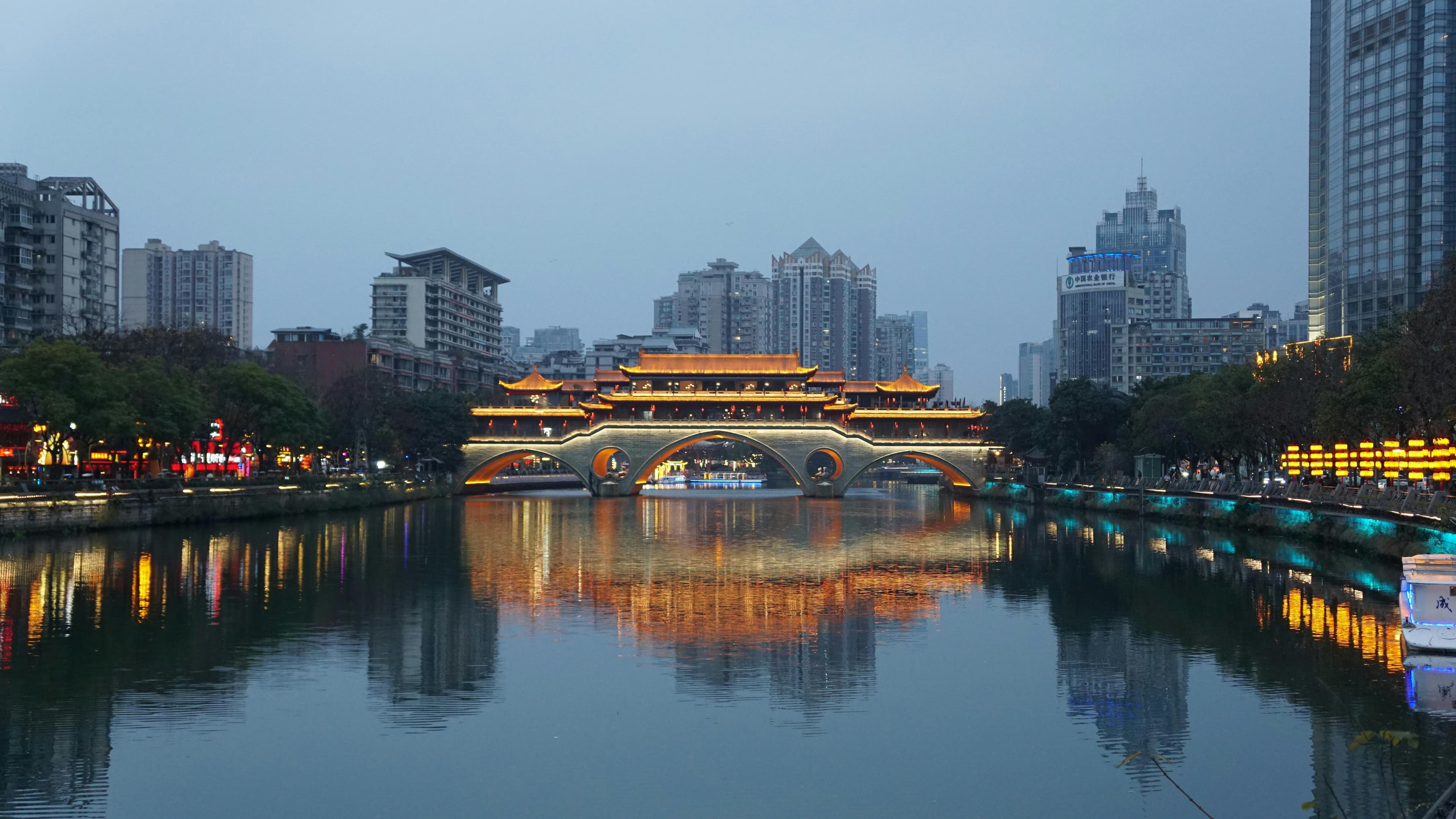 Hot Pot and Night Tour of Taikoo Li — 2